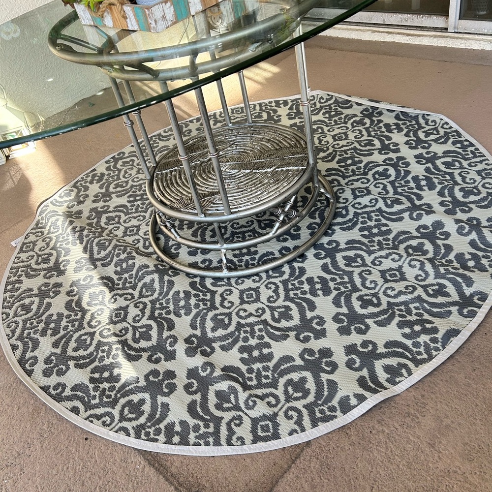 SOLD.Round patio outdoor rug. Brand new never used. SOLD